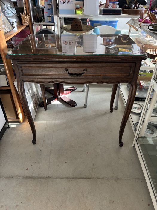 Маса с чекмедже и стъклен плот