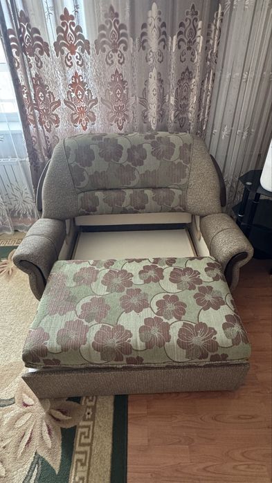 Двухместный диван и кресло