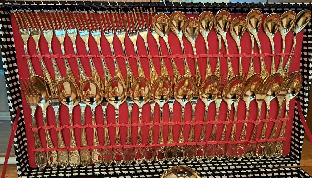 Комплект за хранене (прибори за 12 човека)