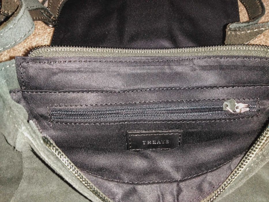 Продавам малка дамска чанта с дълга дръжка