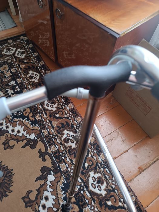 Костыль.  трость