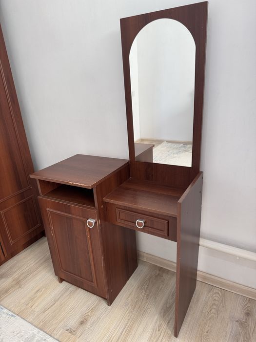 Шкаф 4-дверный с зеркалом и трюмо б/у