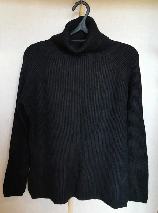Черный свитер женский