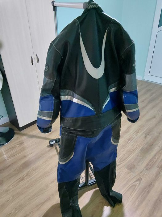 Кожен мото екип две части