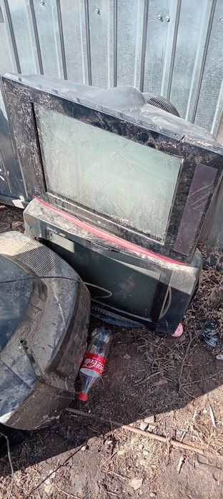 Продам 4 телевизора 3 старых один более современный