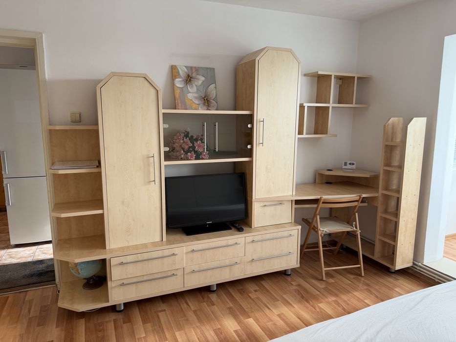 Vand mobila in stare foarte buna, pentru sufragerie sau birou.