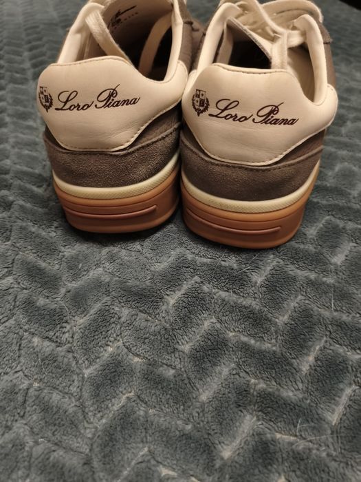 Продам женские кроссовки