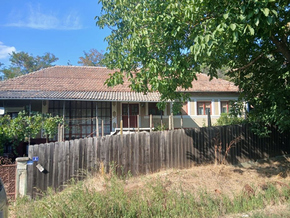 Casa de vanzare la tara