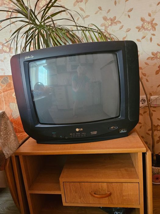 Продам телевизор LG  б/у с пультом в рабочем состоянии