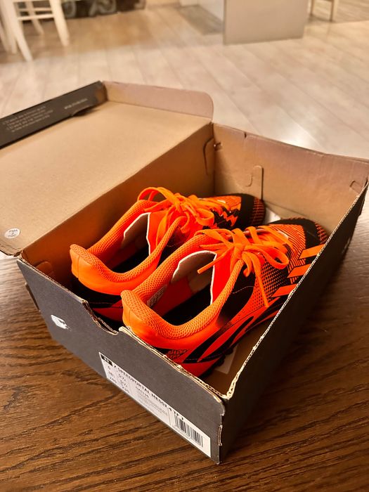 СТОНОЖКИ НА ADIDAS 38 размер са идеални за футбол