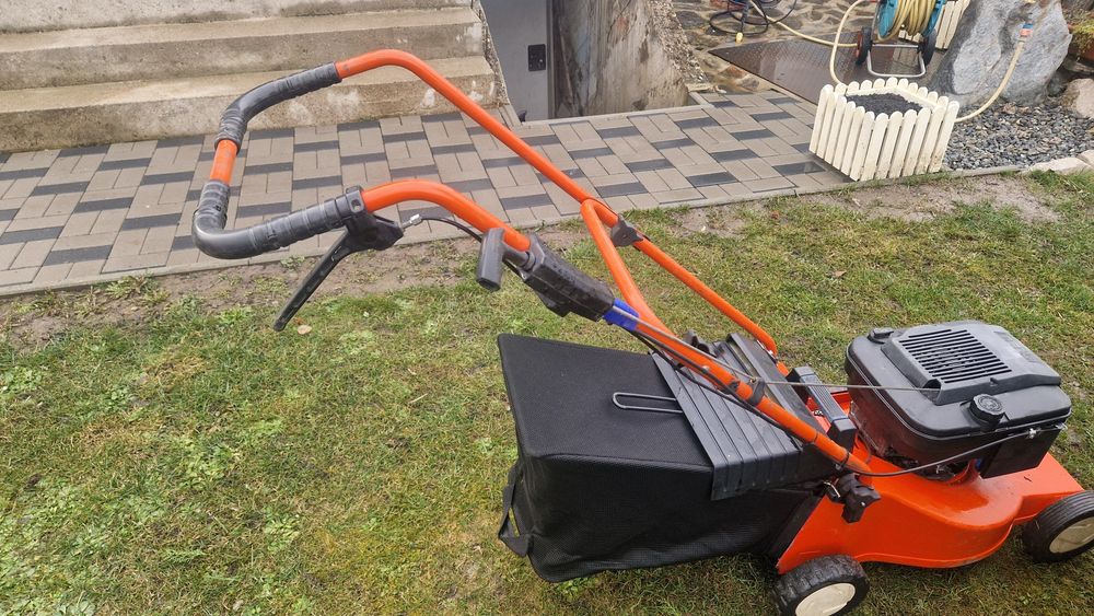 Vand masina de tuns iarba pe benzina