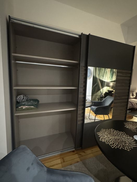 Двукрилен гардероб