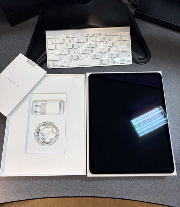 Vand iPad Pro 12.9 Gen. 5 cu procesor M1, Wi-Fi + Cellular 5G, 256GB - Space Gray, impecabil - ca nou