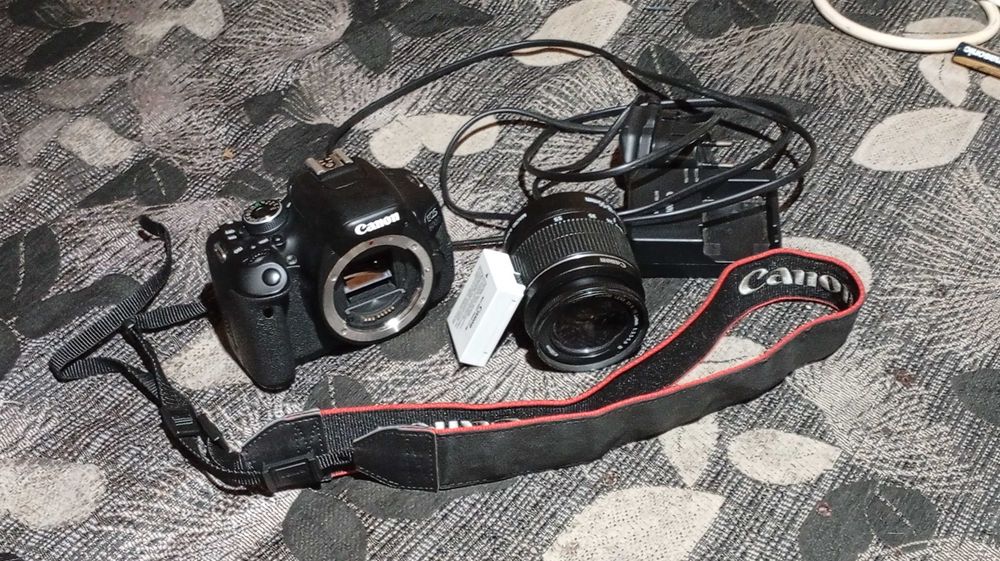 Полупрофесионслен фотоапарат canon eos 600d + обектив canon 18-55 mm