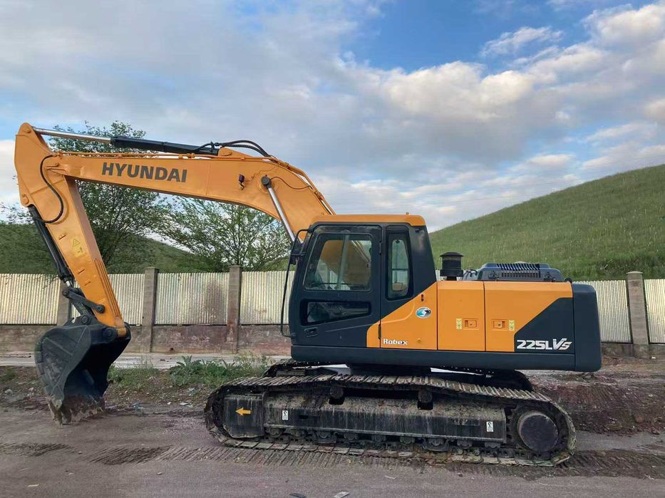 Экскаватор Hyundai 225LVS 2019 года выпуска