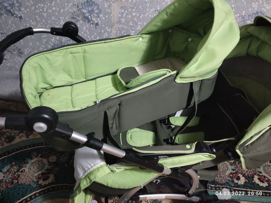 Коляска зелёного цвета