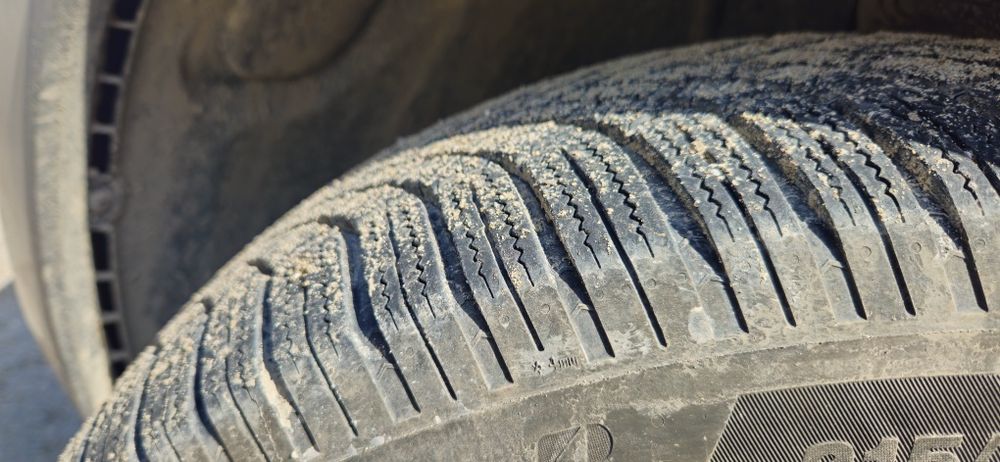 Гуми Brigestone - 215/65/17, с джанти и тазове за Шкода комлект 4 бр.