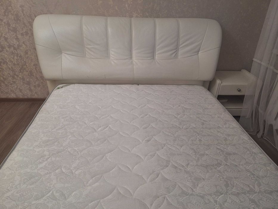 Продам кровать с матрасом . Размер: 220 на 180см
