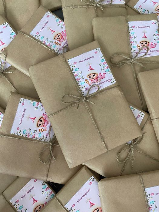 Тойбастарға кітап наклейкамен