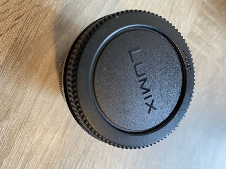 Obiectiv Panasonic 42.5mm f/1.7 ASPH Power O.I.S., în stare excelentă.
