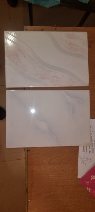 Кафель 20 на 30 и другая.