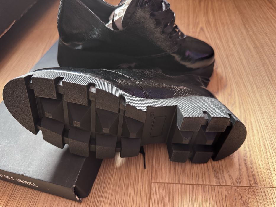 Обувки от стесвена кожа