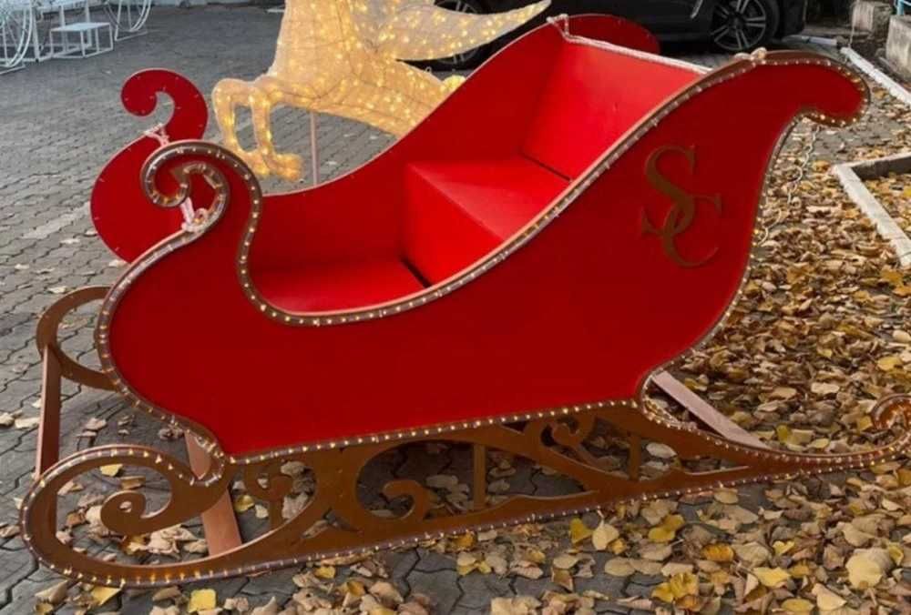 Sanie luminoasa cu reni de exterior, iluminat festiv, figurina Craciun