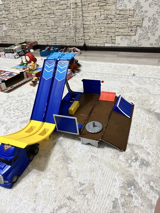 Продам крутой транформер набор Monster Jam