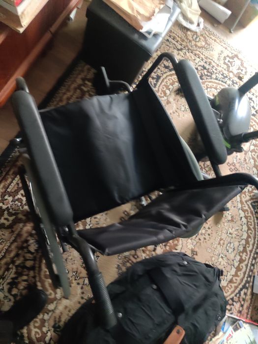 carucior cadru metalic pentru persoane cu nevoi speciale