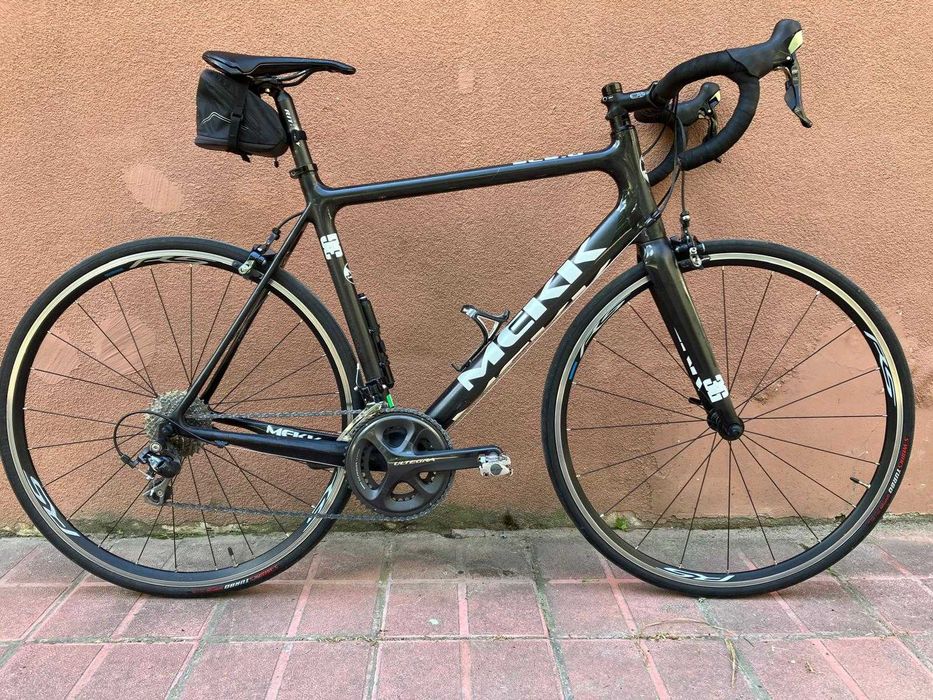Entry level карбонов шосеен велосипед MEKK Shimano 105 2х10