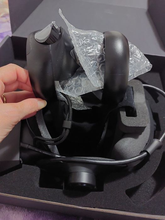 cască Pimax Crystal Light VR. 
Aceasta este un dispozitiv PC VR care n