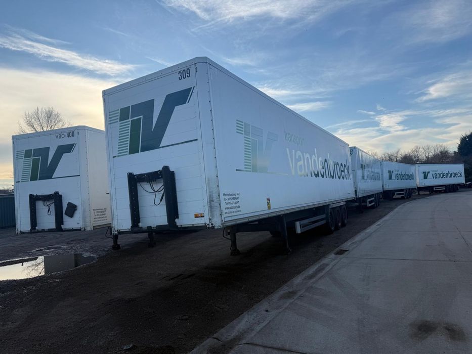 Semiremorca box inchis