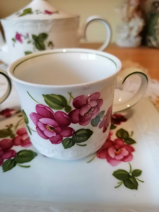 Прекрасен малък порцеланов сет за късо кафе