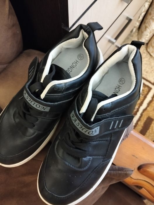 Продам кроссовки на мальчика.