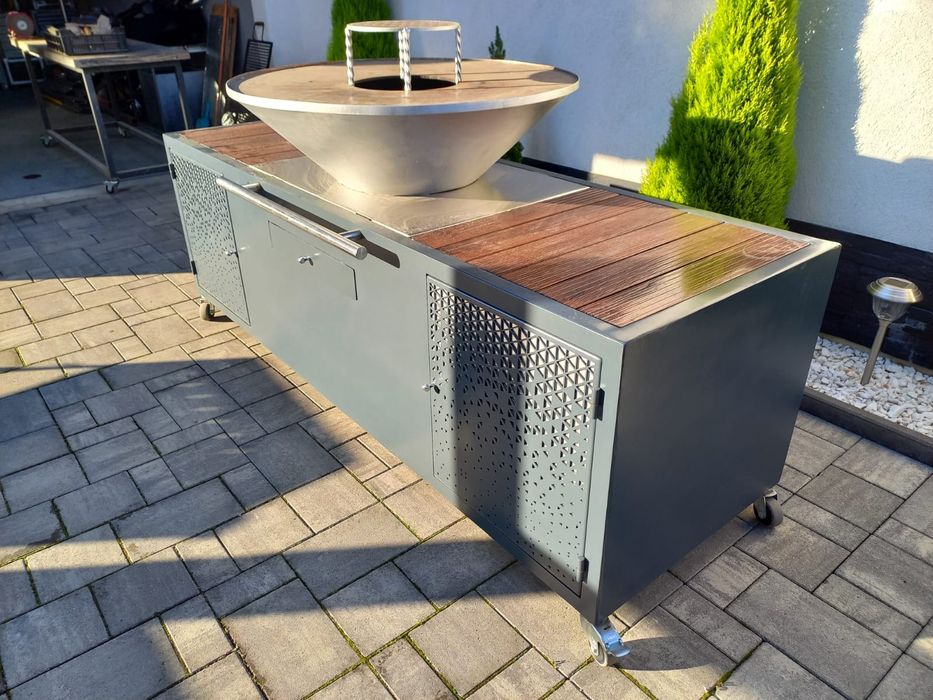 Vând grătar cu spatii de depozitare