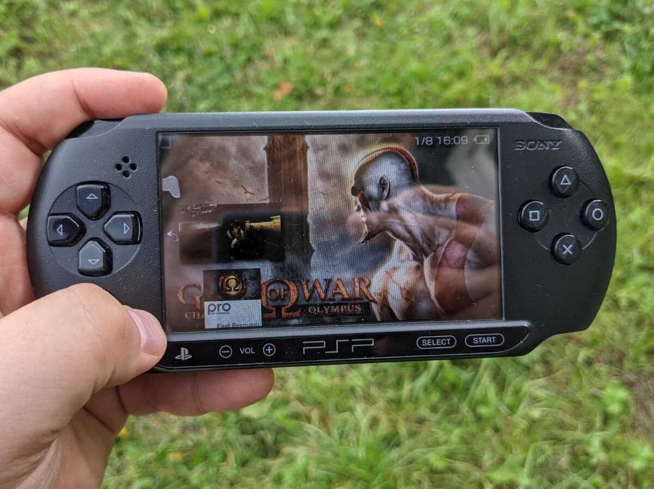 PSP Прошитая + 2 флешки с играми