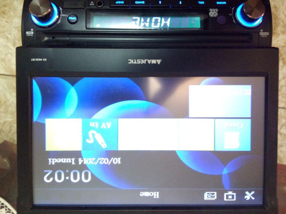 Dvd auto retractabil, cu Bluetooth, intrare stic, card