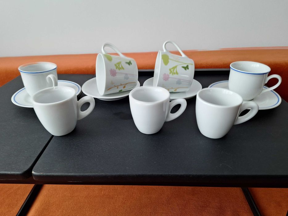 Cesti cu farfurioare pentru servit cafea