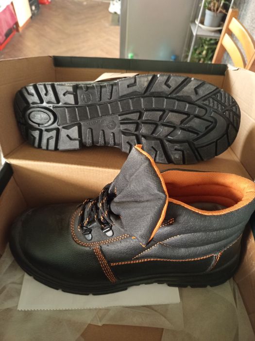 Bocanci muncă Nr. 44 NOIcu etichetă.