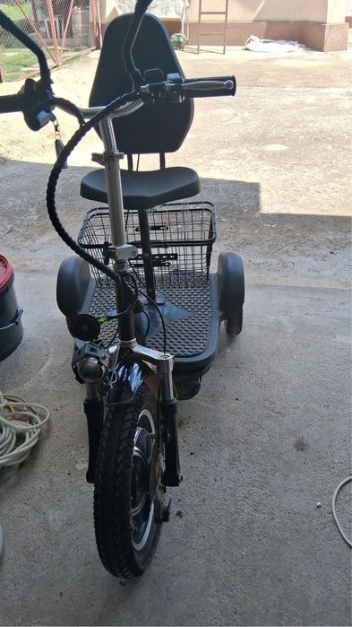 Scuter electric cu 3 roți pentru persoane cu mobilitate redusă – stare foarte bună