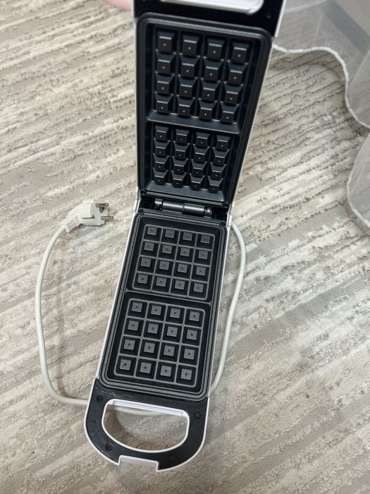 Вафельница Kitfort KT-1690 белый