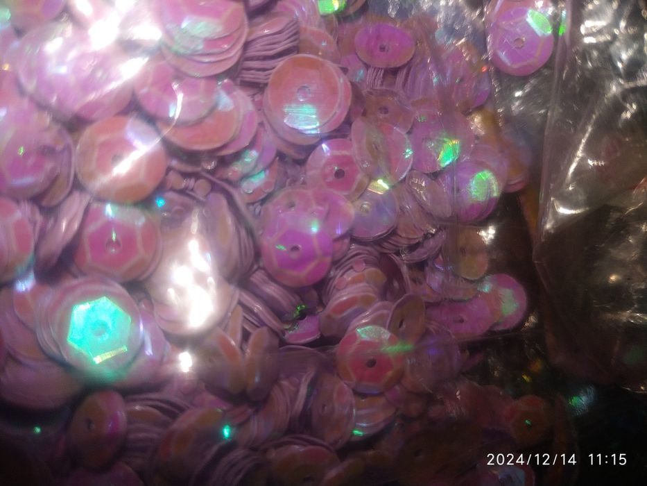 Тесьма,биссер,стразы,бусы все для шитья