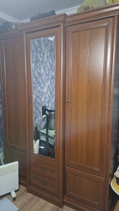 Продам шкаф с зеркалом