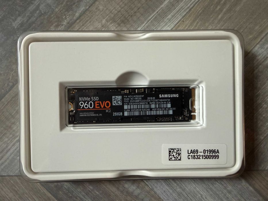 Samsung NVMe SSD 960 EVO (MZ-V6E250)