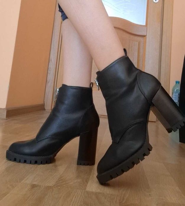 Дамски боти с ток