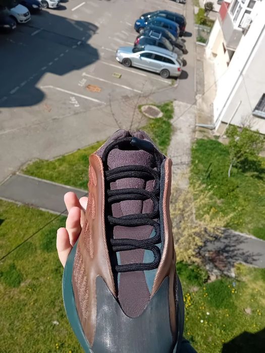 Yeezy 700 V3 ,, Copper Fade"