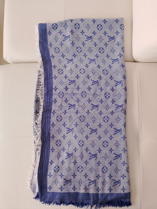 Vând esarfa unisex ,fashion, produs de calitate, produs de import.mate