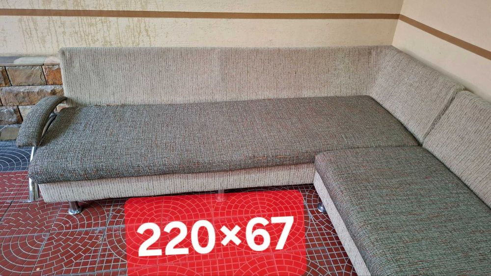 Komplekt tabiiy yog‘ochli stol bilan burchakli divan sotiladi