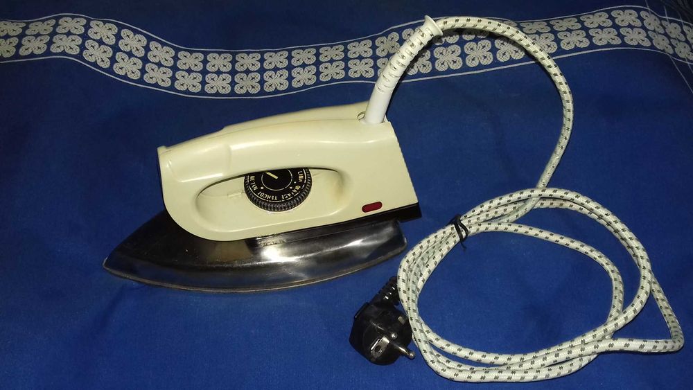 Fier de calcat simplu-fabric.romanesti si AEG