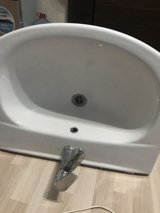 Раковина со смесителем и сифоном